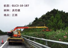 平谷公路采用新型車(chē)載綠籬修剪機(jī)對(duì)綠化帶進(jìn)行修剪工作